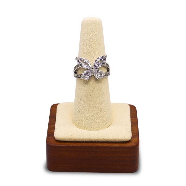 Silvery flutter ring