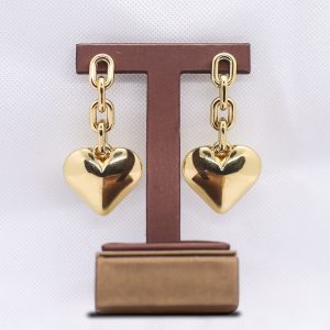 Golden linked chain with dangling chunky heart earrings
