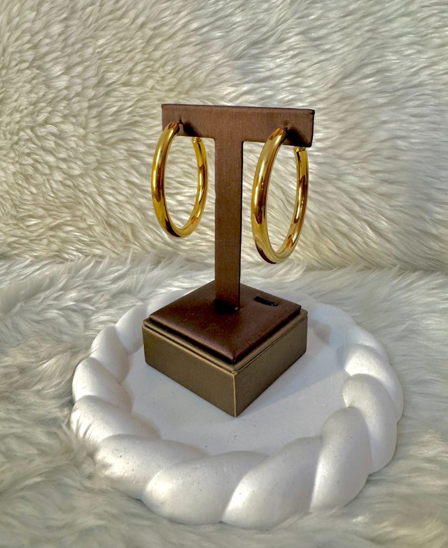 Chunky golden hoop earrings - Image 2