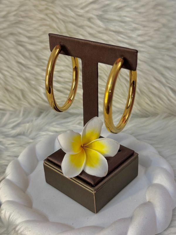 Chunky golden hoop earrings - Image 3