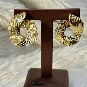 Exagerrated golden geometric earrings