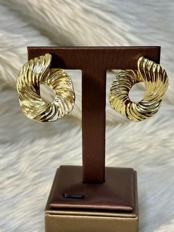 Exagerrated golden geometric earrings