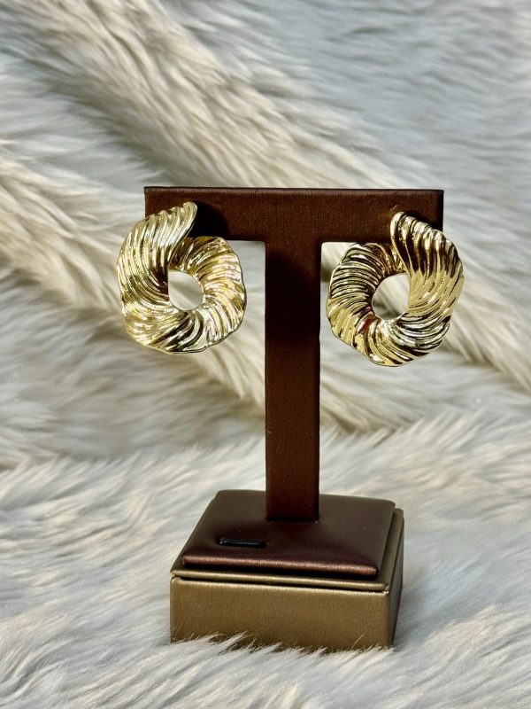 Exagerrated golden geometric earrings - Image 2