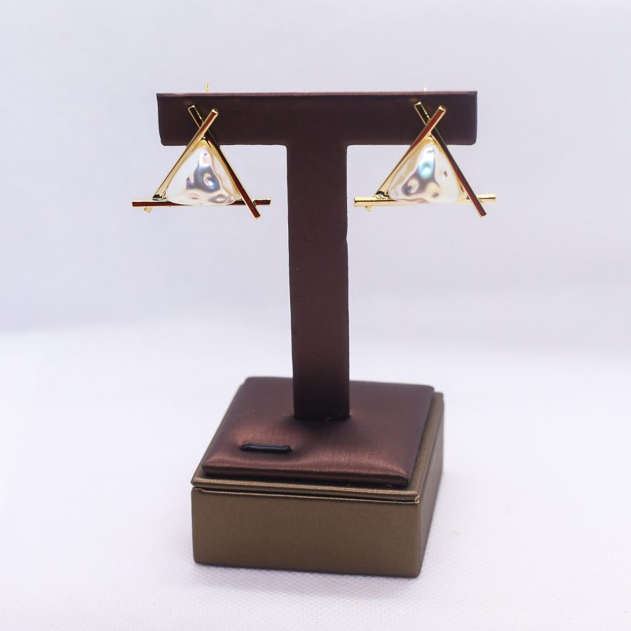 Triangular mother pearl earrings - Image 2