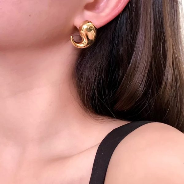 Golden curved water drop earrings - Image 2