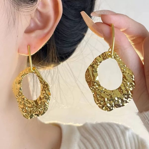 Hammered golden drop earrings - Image 2