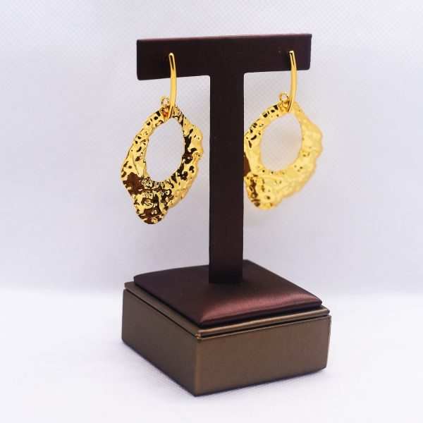 Hammered golden drop earrings - Image 3