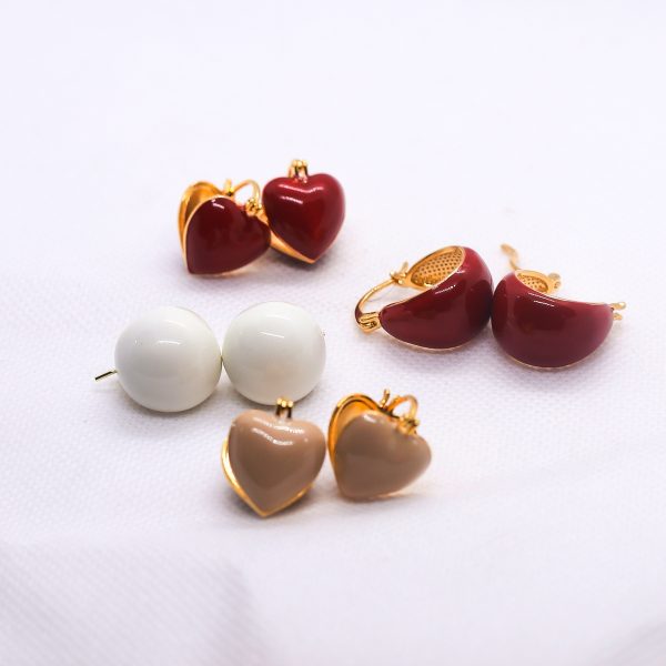 Sandy brown heart sleepers earrings - Image 3