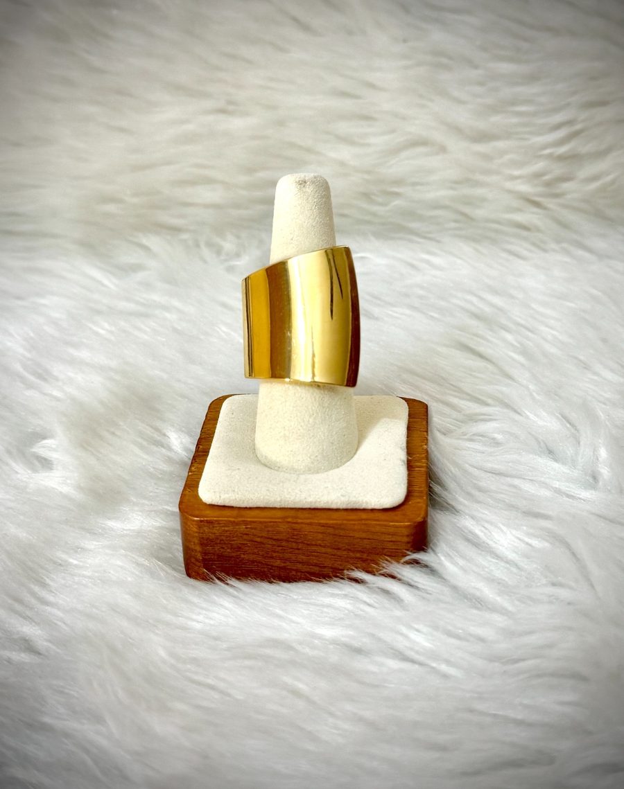 Gold plane chunky ring