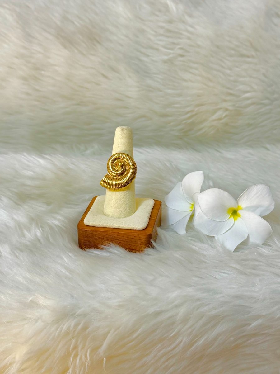 Golden sea shell ring