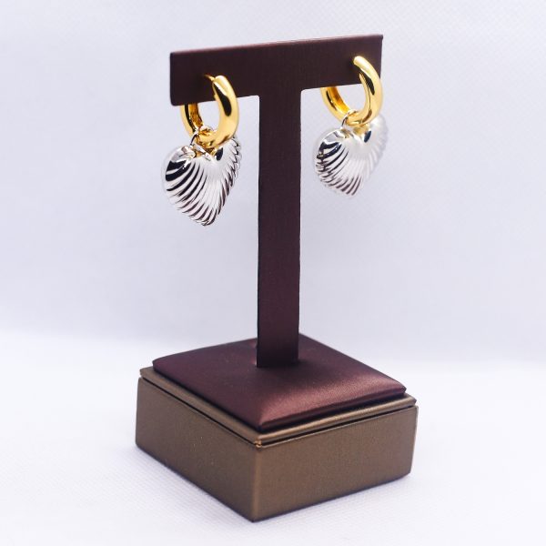 Ribbed heart two-way hoop duo-tone earrings - Image 2