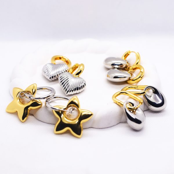 Ribbed heart two-way hoop duo-tone earrings - Image 3