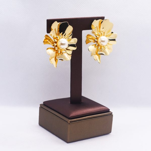 Golden Camellia pearl earrings - Image 2