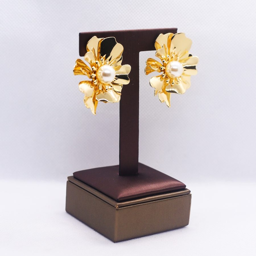 Golden Camellia pearl earrings - Image 2
