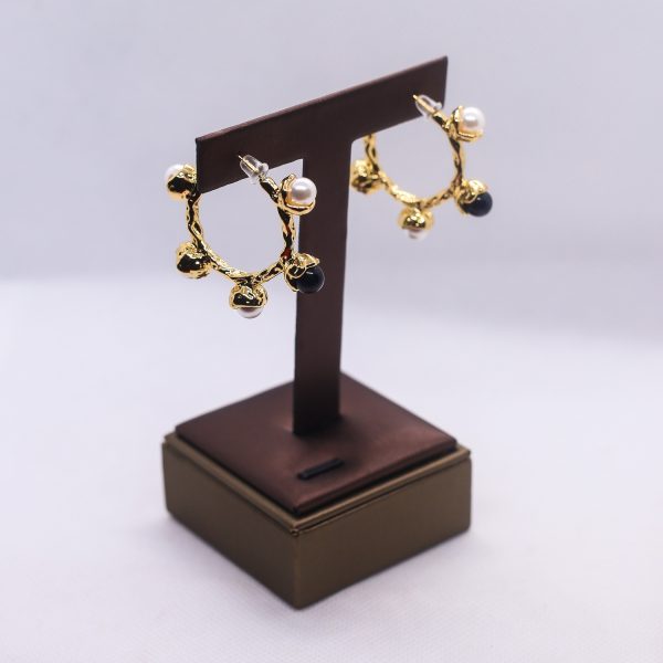 Twisted black and white pearl hoop earrings