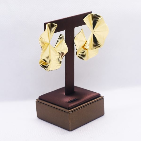 Golden chunky asymmetric earrings - Image 2